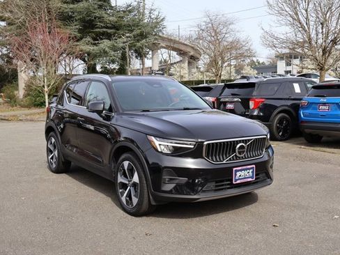 Used 2025 Volvo XC40 B5 Plus image 3