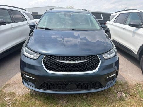 Used 2022 Chrysler Pacifica Touring-L FWD image 2