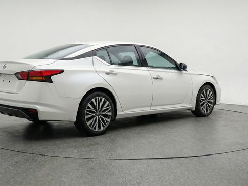 Used 2025 Nissan Altima 2.5 SV image 9