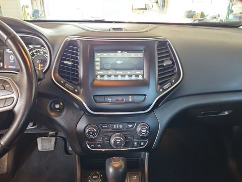 Used 2021 Jeep Cherokee Latitude Plus AWD/4WD image 15