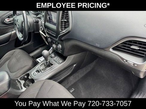 Used 2019 Jeep Cherokee Latitude w/ Cold Weather Group AWD/4WD image 26