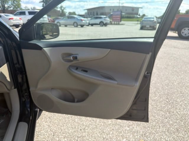 Used 2013 Toyota Corolla LE FWD image 29