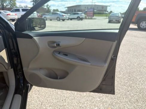Used 2013 Toyota Corolla LE FWD image 29