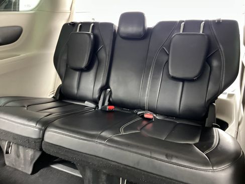 Used 2023 Chrysler Pacifica Touring-L FWD image 43
