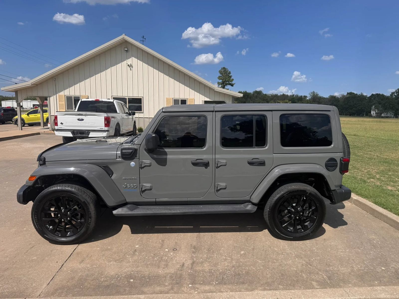 Used 2021 Jeep Wrangler Unlimited Sahara w/ Cold Weather Group AWD/4WD image 2