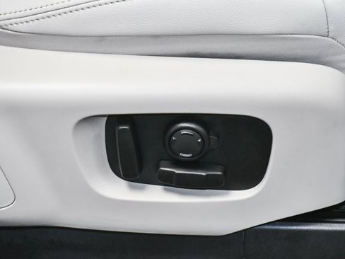 Used 2025 Land Rover Discovery S image 68