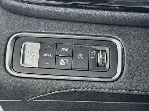 Used 2025 Buick Enclave Preferred AWD/4WD image 10