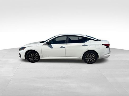 Used 2025 Nissan Altima 2.5 SV FWD image 3