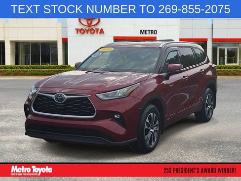 Used 2020 Toyota Highlander XLE AWD/4WD image 1