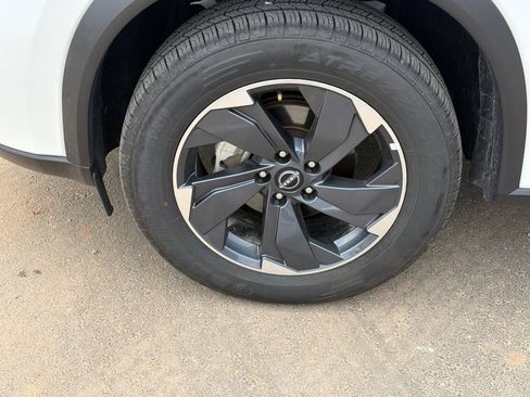 Used 2025 Nissan Rogue SV FWD image 11