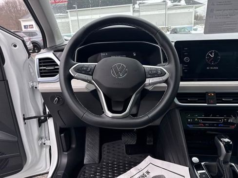 Certified 2025 Volkswagen Taos SE image 17