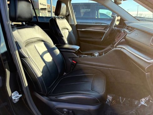 Certified 2023 Jeep Grand Cherokee Limited w/ Trailer Tow Prep Group (B) image 15