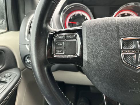 Used 2019 Dodge Grand Caravan SXT image 7