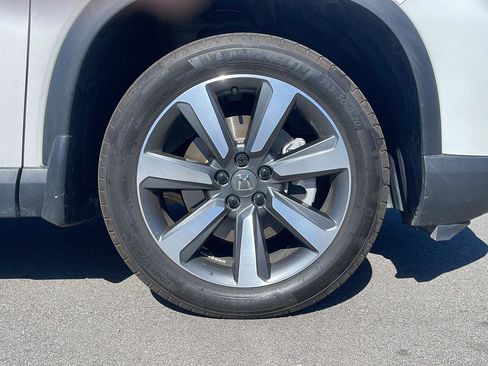 Used 2025 Honda Pilot Touring image 9