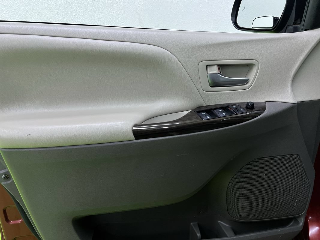 Used 2020 Toyota Sienna XLE w/ XLE Navigation Package FWD image 14