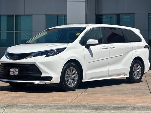 Certified 2024 Toyota Sienna LE AWD/4WD image 10