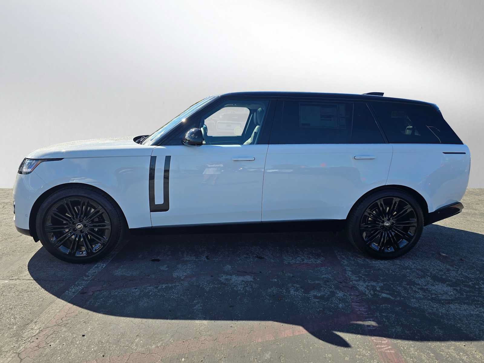 New 2025 Land Rover Range Rover Long Wheelbase SE AWD/4WD image 2