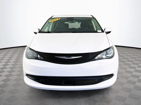 Certified 2023 Chrysler Voyager LX FWD image 4