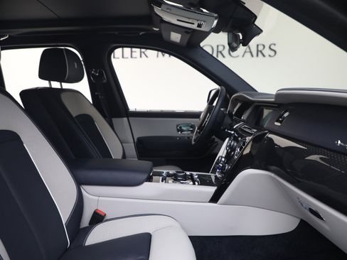 Used 2022 Rolls-Royce Cullinan Black Badge AWD/4WD image 19