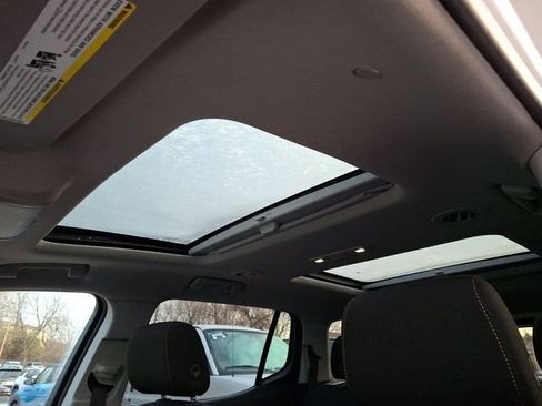 Used 2023 GMC Acadia SLE w/ Driver Convenience Package image 16