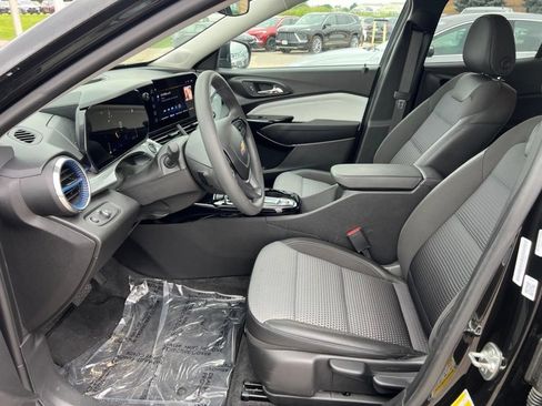 Used 2025 Chevrolet Trax LT FWD image 16