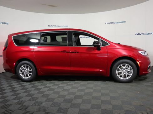New 2026 Chrysler Pacifica Select image 4