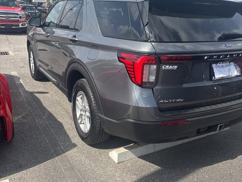 Used 2025 Ford Explorer Active image 3