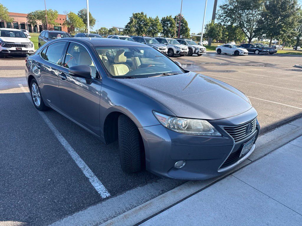 Used 2013 Lexus ES 300h w/ Luxury Pkg FWD image 1
