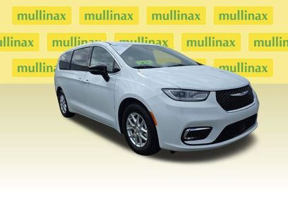 Used 2025 Chrysler Pacifica Select