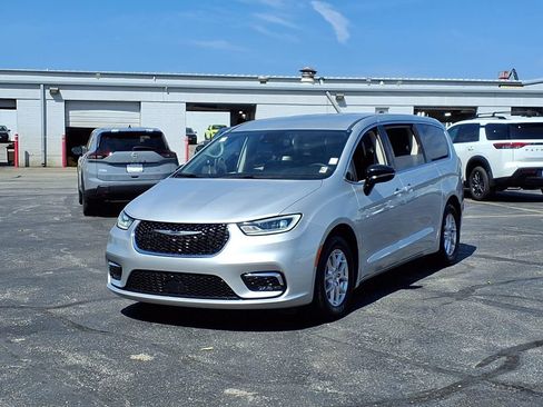 Used 2024 Chrysler Pacifica Touring-L FWD image 2