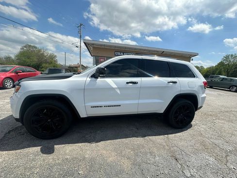 Used 2017 Jeep Grand Cherokee Limited image 3