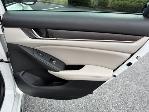 Used 2022 Honda Accord Touring image 16