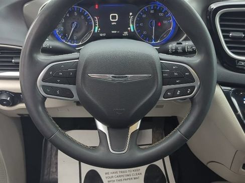 Certified 2023 Chrysler Pacifica Touring-L FWD image 9