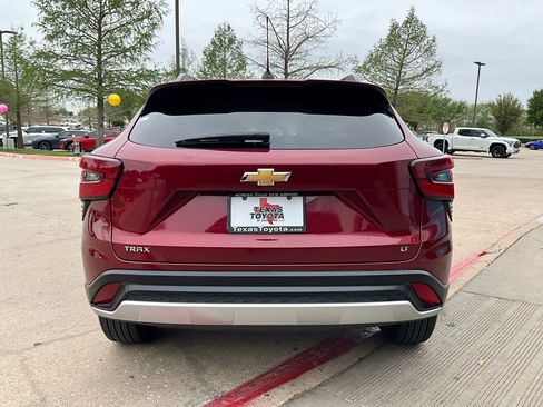 Used 2025 Chevrolet Trax LT FWD image 7