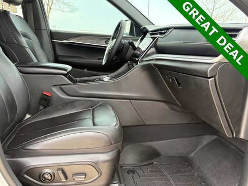 Used 2025 Jeep Grand Cherokee Limited w/ Luxury Tech Group II image 39