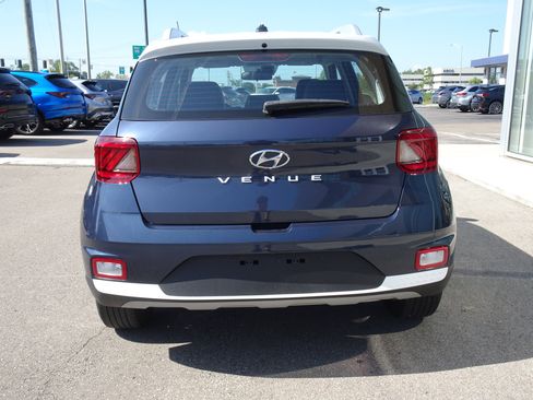 Used 2023 Hyundai Venue Limited FWD image 4