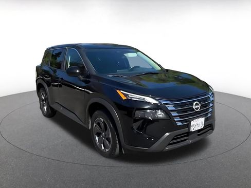 Used 2025 Nissan Rogue SV FWD image 3