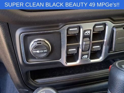Used 2025 Jeep Wrangler Unlimited Sahara AWD/4WD image 24