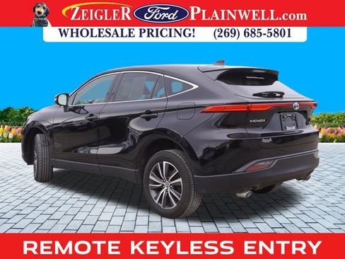Used 2022 Toyota Venza LE image 3