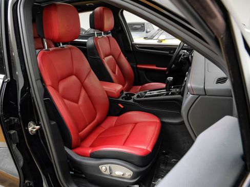 Used 2024 Porsche Macan w/ Premium Plus Package AWD/4WD image 37