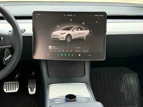 Used 2022 Tesla Model Y Long Range image 18