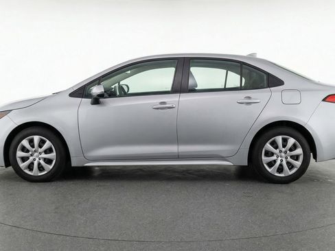 Used 2025 Toyota Corolla LE FWD image 5