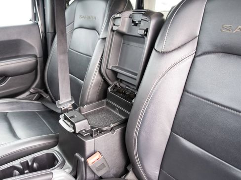 Used 2018 Jeep Wrangler Unlimited Sahara w/ Uconnect 4C Nav & Sound Group image 7