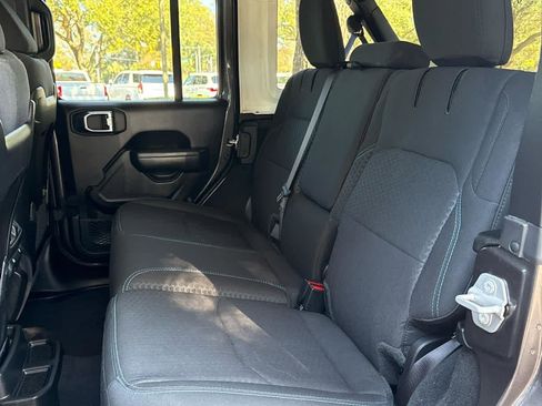 Used 2025 Jeep Wrangler Rubicon w/ Convenience Group image 11