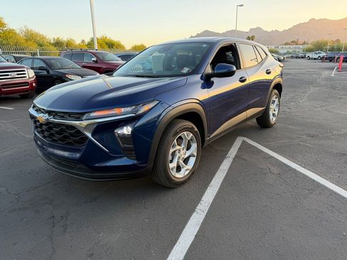 Used 2024 Chevrolet Trax LS w/ LS Convenience Package image 3