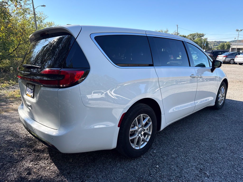 Used 2025 Chrysler Pacifica Select FWD image 7