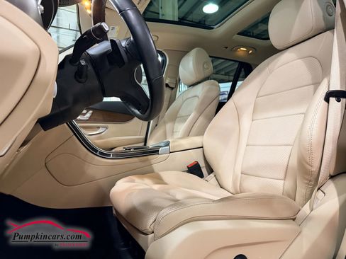 Used 2022 Mercedes-Benz GLC 300 4MATIC w/ Multimedia Package Lite image 5