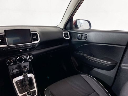 Used 2025 Hyundai Venue Limited FWD image 24