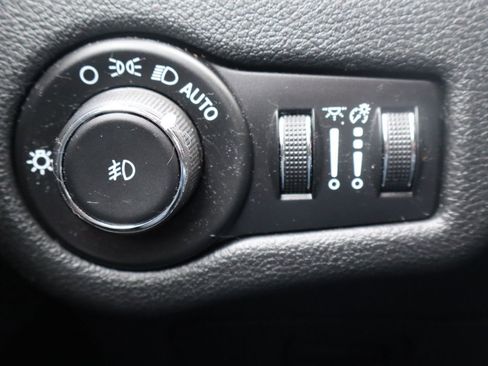 Used 2019 Jeep Cherokee Trailhawk w/ Cold Weather Group AWD/4WD image 28