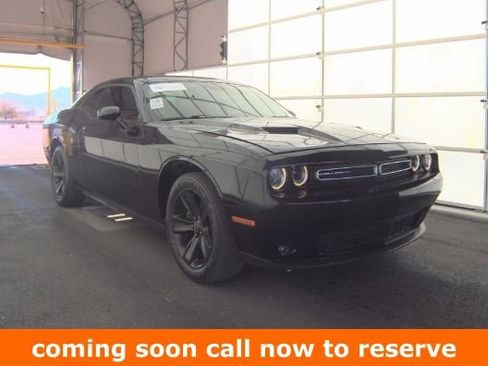 Used 2015 Dodge Challenger SXT image 1